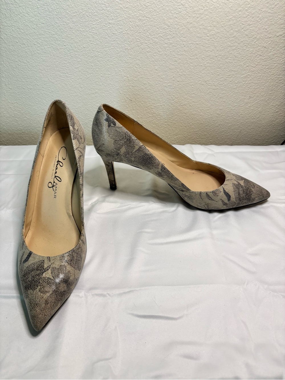 Chic Grey Patterned Pointed-Toe Heels
